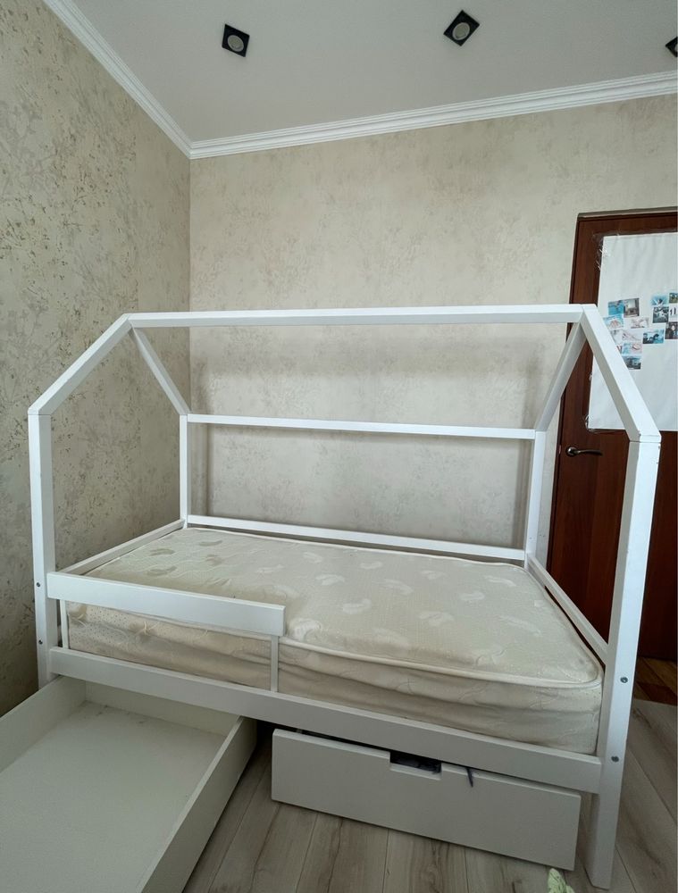 продам детскую кровать с матрасом