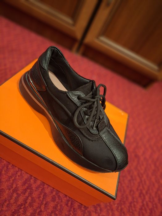 Продаеться женские кроссовки