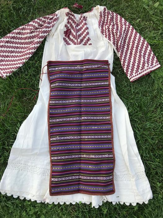Costum traditional vechi lucrat manual in stare buna