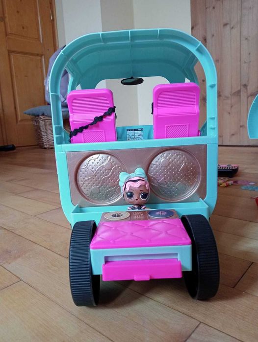 Camper LOL camion, accesorii și păpuși incluse