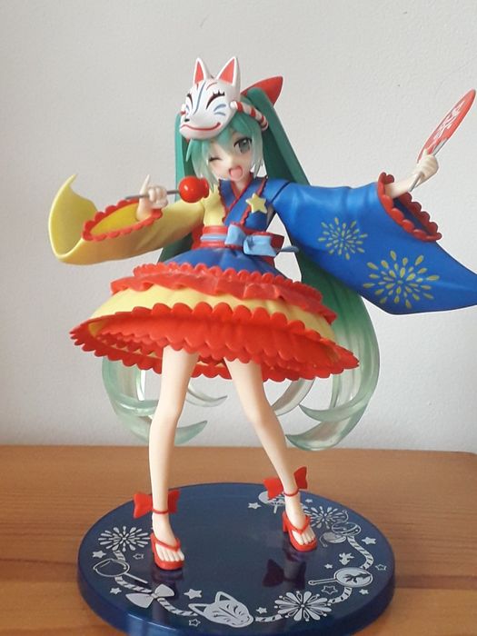 Hatsune Miku аниме фигура + подарък
