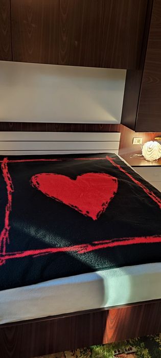 Pătură groasă, 140/190 cm, roșu cu negru, imprimeu inimă