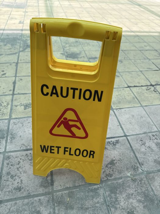 Знак мокрый пол. Wet Floor