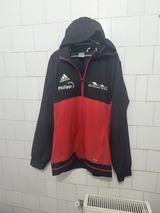 Geaca marca Adidas marime L culoare neagru și roșu