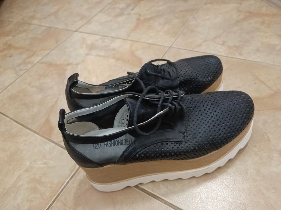 Дамски обувки на висока платформа