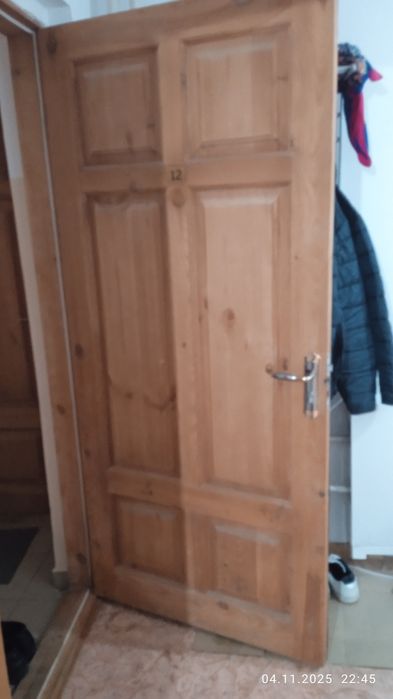 Продам входную деревянную дверь