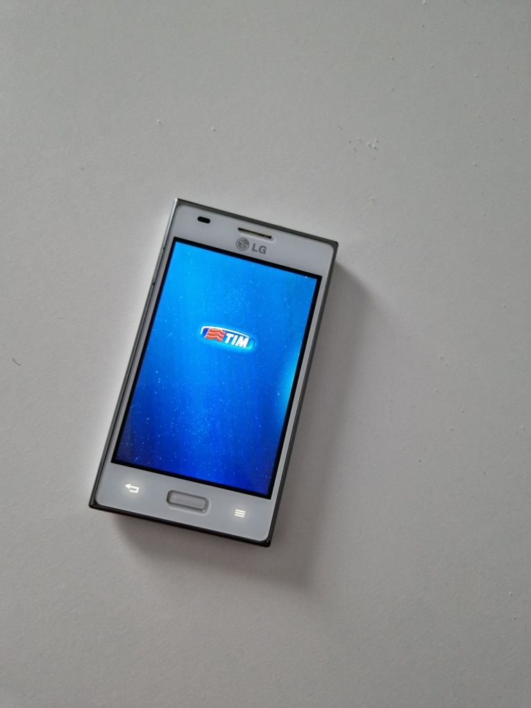 Telefon LG-E610 cu touchscreen   perfect funcțional. PRET FIX