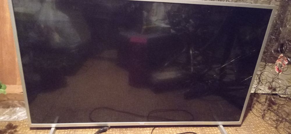 Смарт телевизор филипс 43 инча спукан дисплей за части