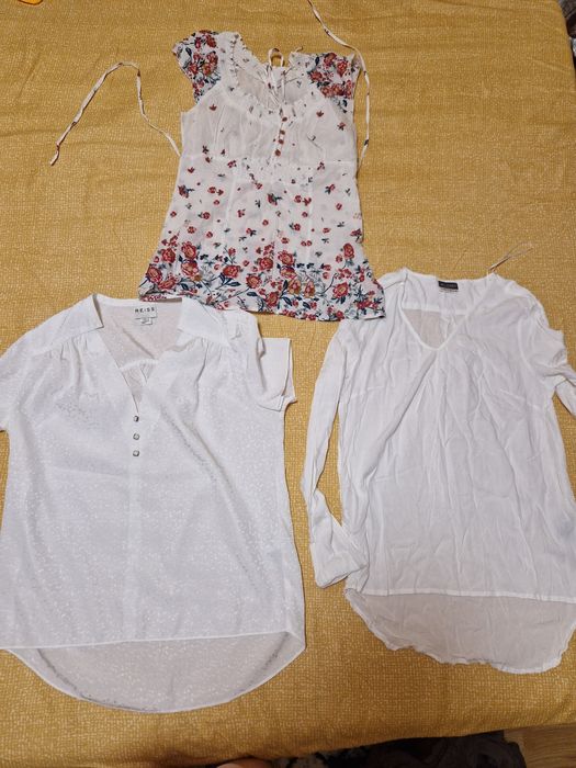 Cămăși albe drăguțe.