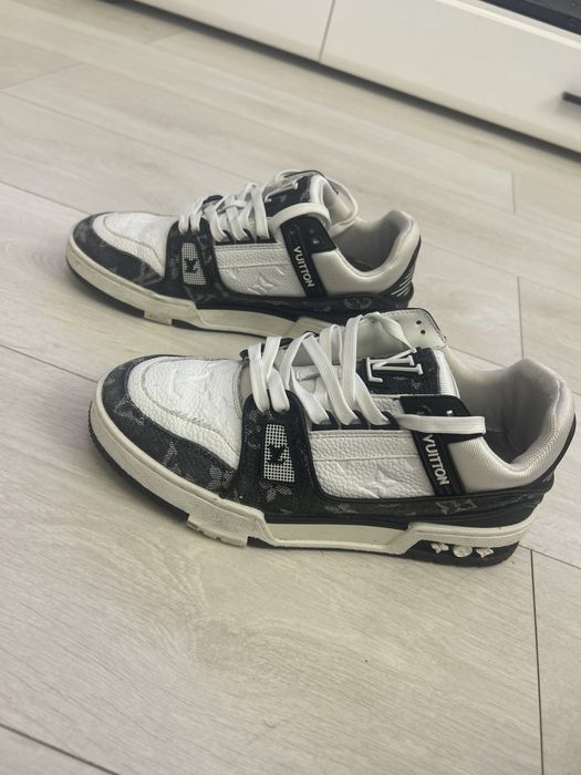 Louis Vuitton Trainer-Black and White