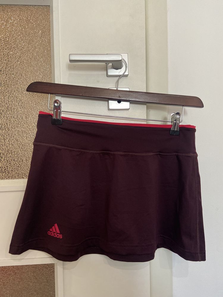 Pantaloni scurti, fusta si colanti Adidas si Nike