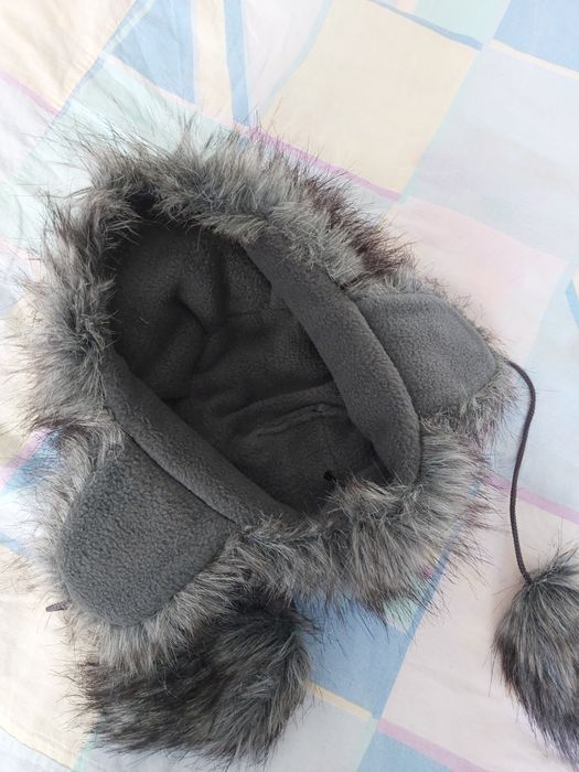 Caciula blana artificiala