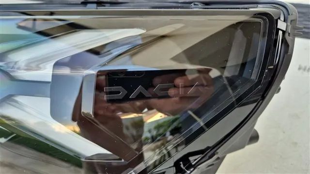Far stanga Dacia Duster 3 an 2024 2025 cod 260603515R