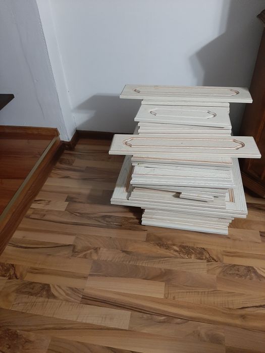 Vând fete din lemn masiv pentru mobila bucatarie