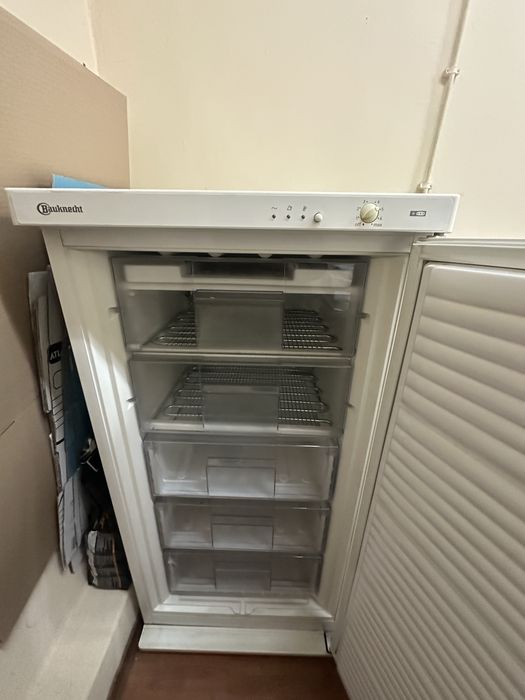 Продавам фризер Bauknecht