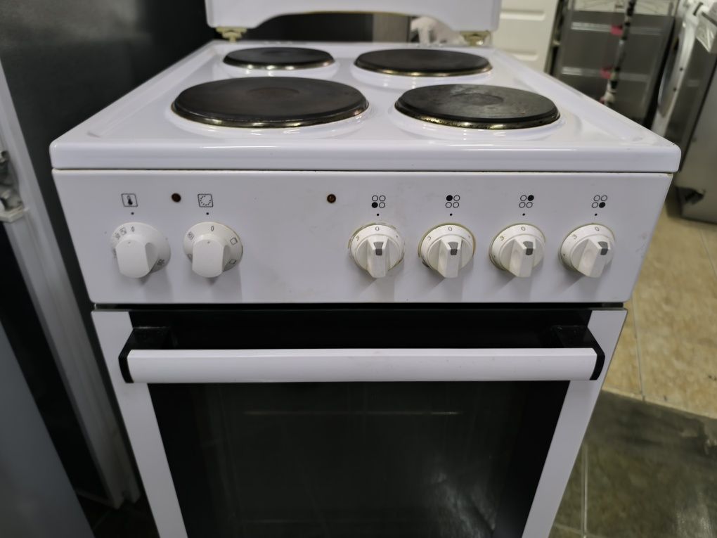 Свободнстояща печка с чугунуни котлони. Gorenje