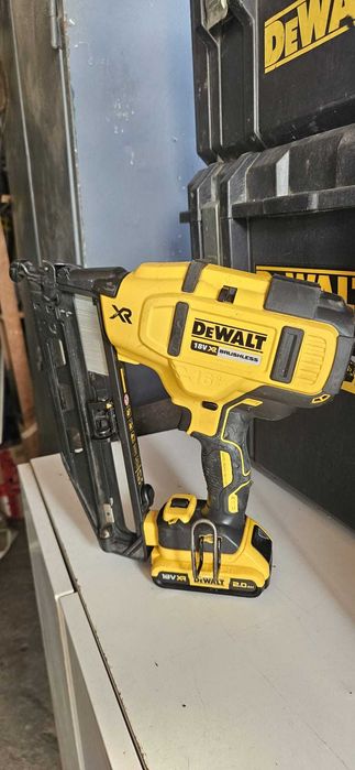 Pistol cuie Dewalt DCN 660