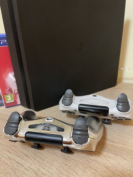 PLAYSTATION 4 slim - 2 геймпада + 7 игри на диск