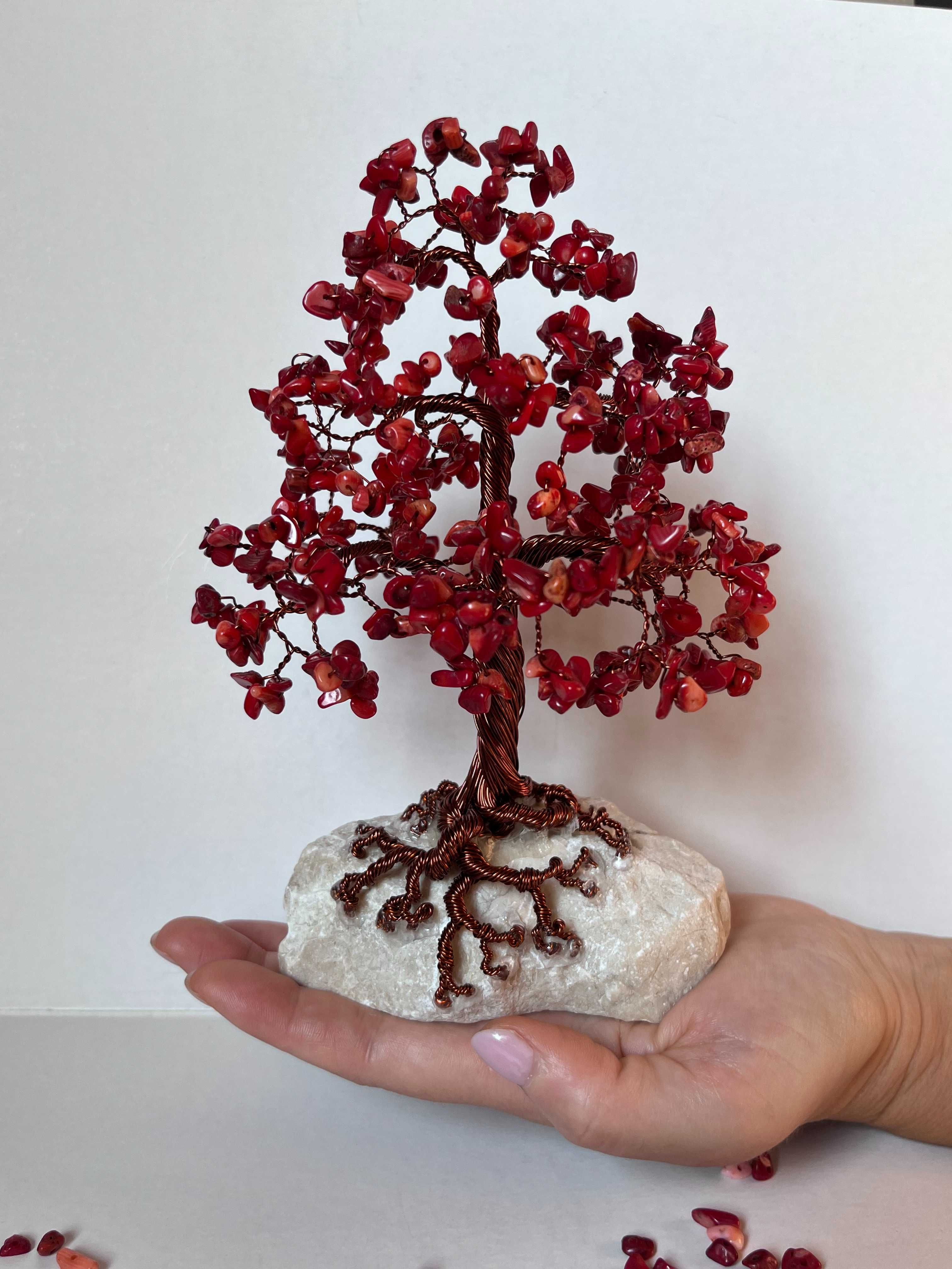 Copacel lucrat manual din pietre de Coral si fir de cupru