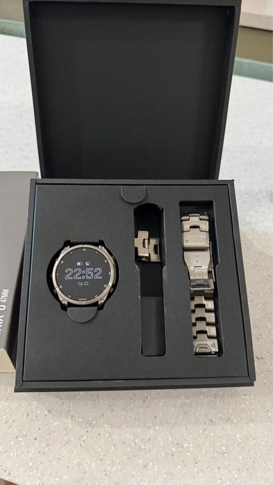 V Garmin Fenix 8 Sapphire (Titanium)