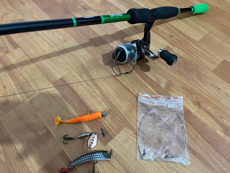 Combo pescuit spinning Lansetă Delphin Wasabi 2.10m mulinetă Fl FA3000