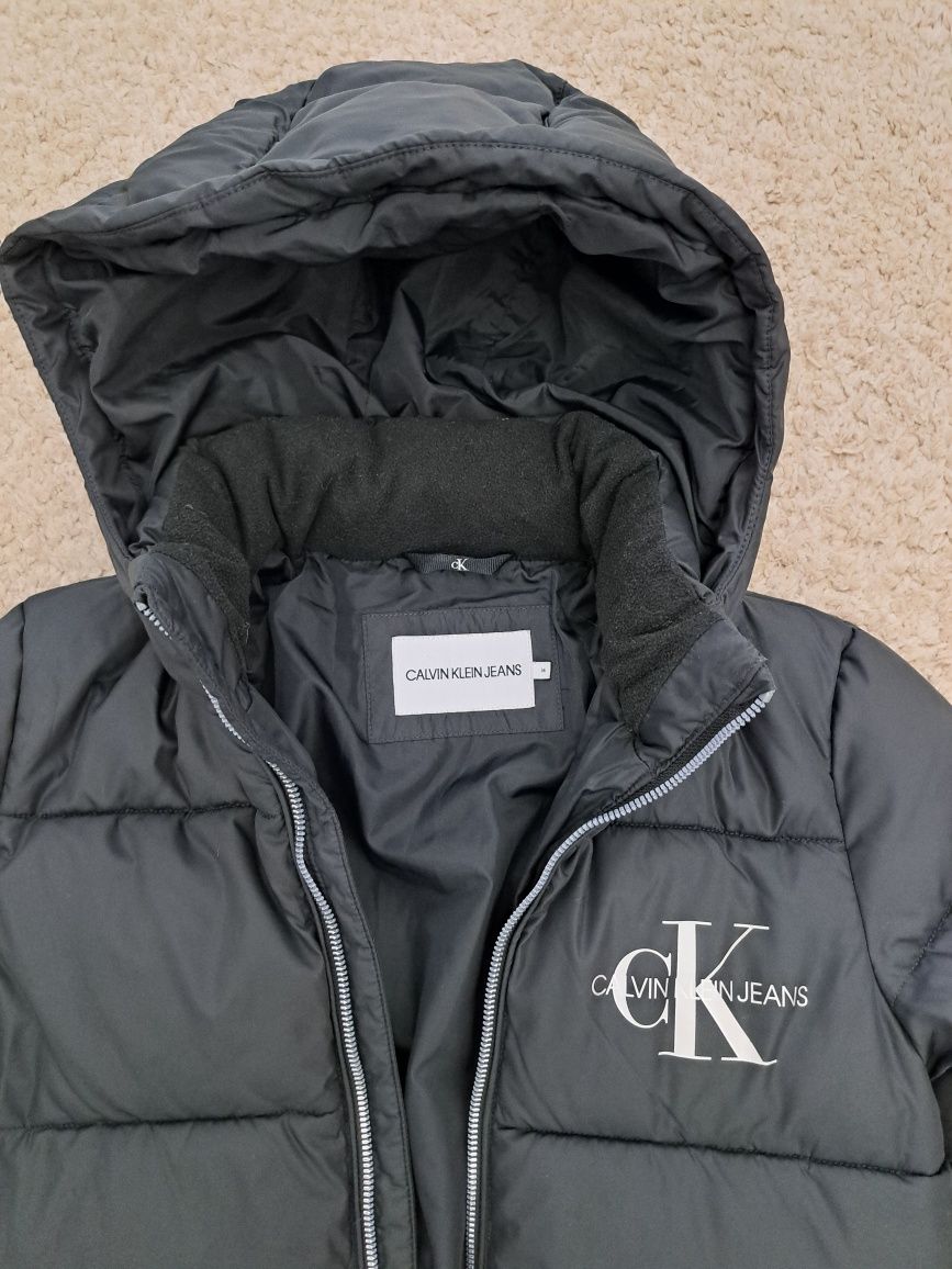 Vând greacă damă Calvin Klein, lungă, cu glugă, mărimea M, impecabilă