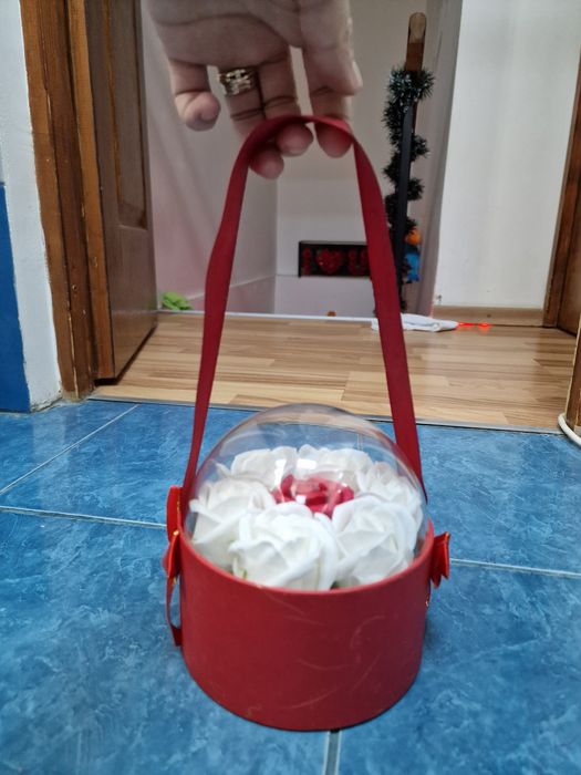 Cos cadou cu trandafiri din sapun si toarta