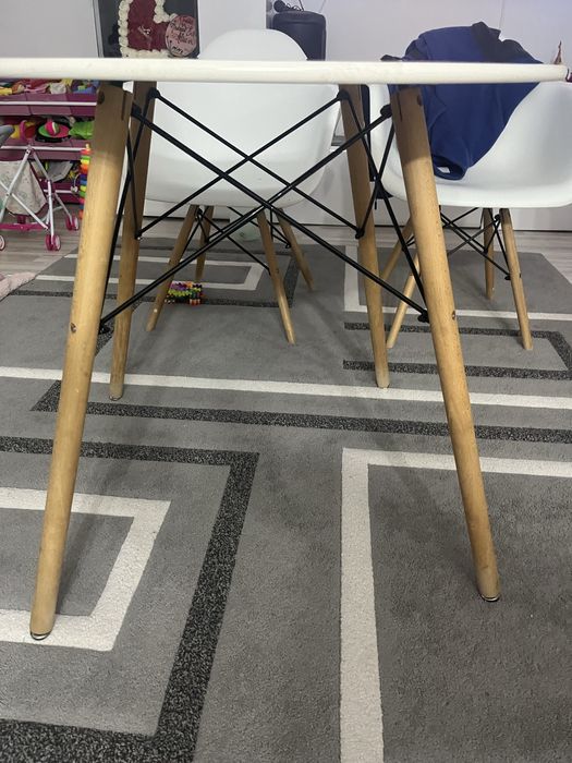 Masa rotunda cu scaune