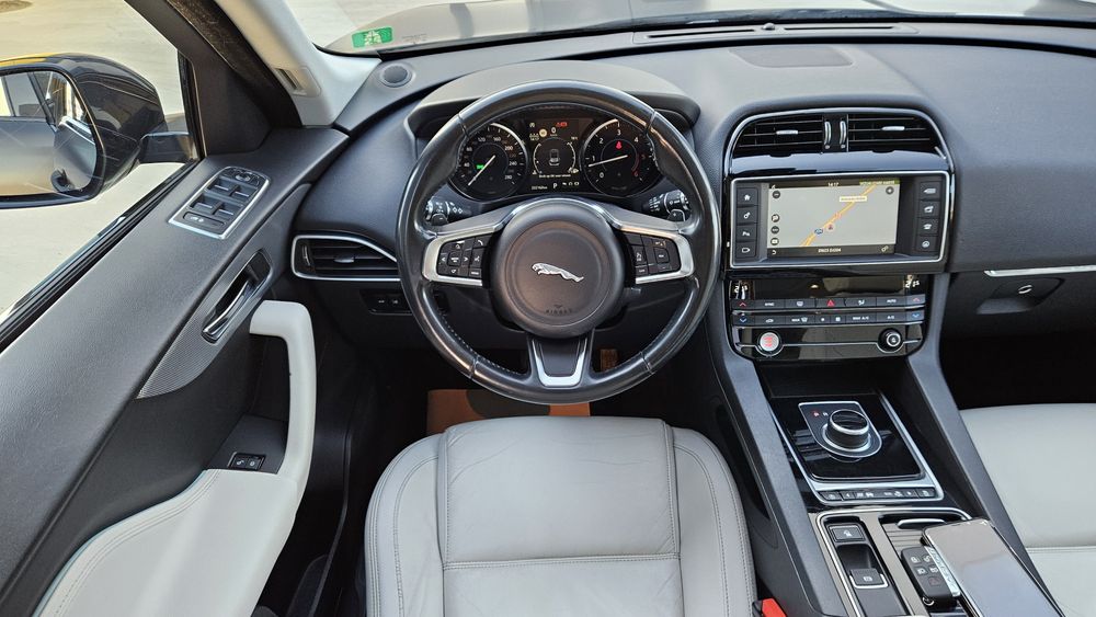 Jaguar F-Pace 2.0D 179 cp 2018 Xenon+Led-Piele-Panoramic-Navi-Clima