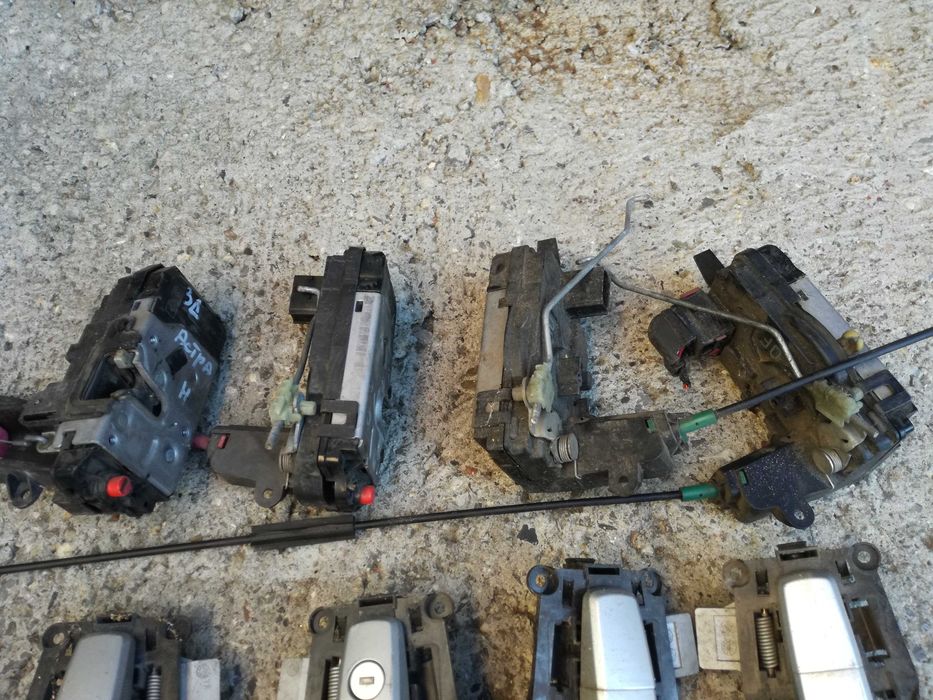 Opel Astra H Опел Астра Х брави брава багажник дръжка