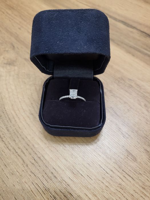 Бриллиантовое кольцо из белого золота