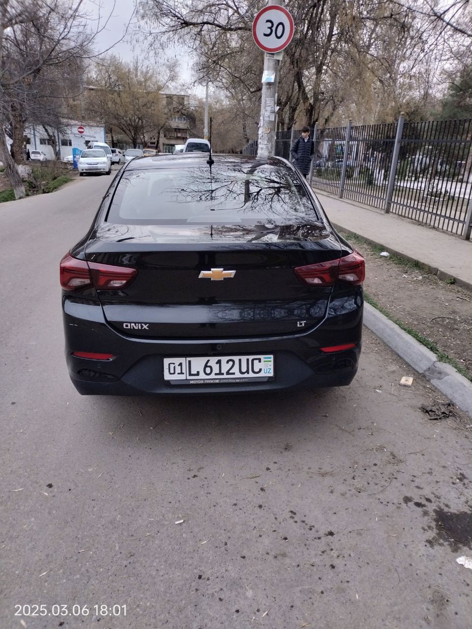 Продаётся авто ONIX - LT механика 2024 года чёрного цвета.