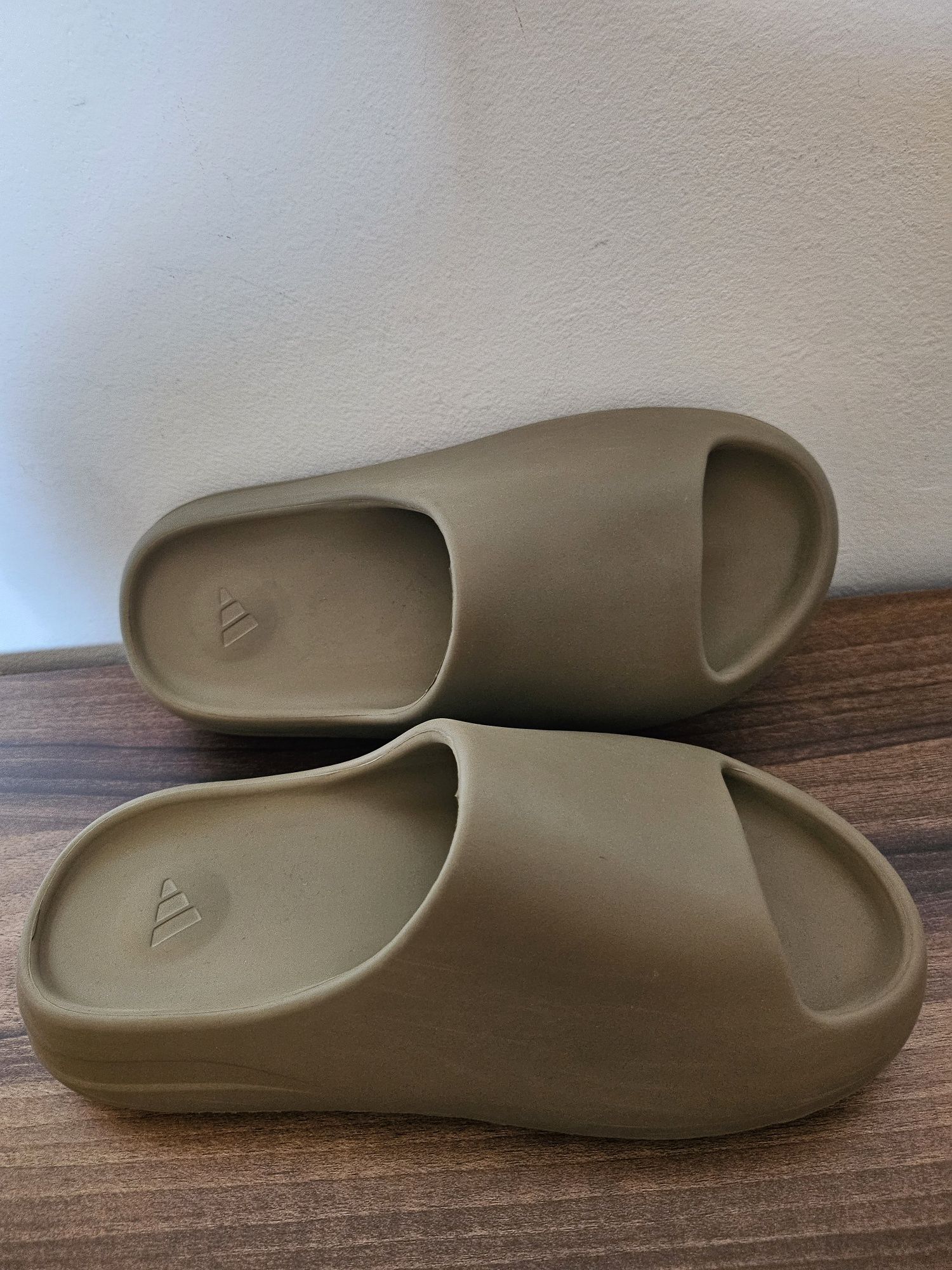 Papuci adidas Yeezy Slide Earth