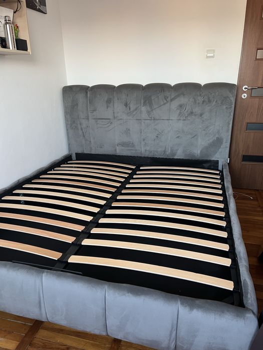 Pat tapitat cu somiera rabatabila si lada de depozitare