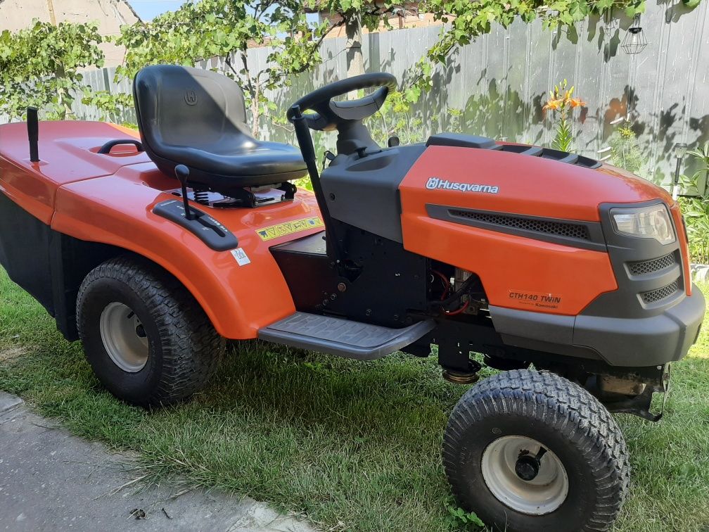 Vând tractoras husqvarna
