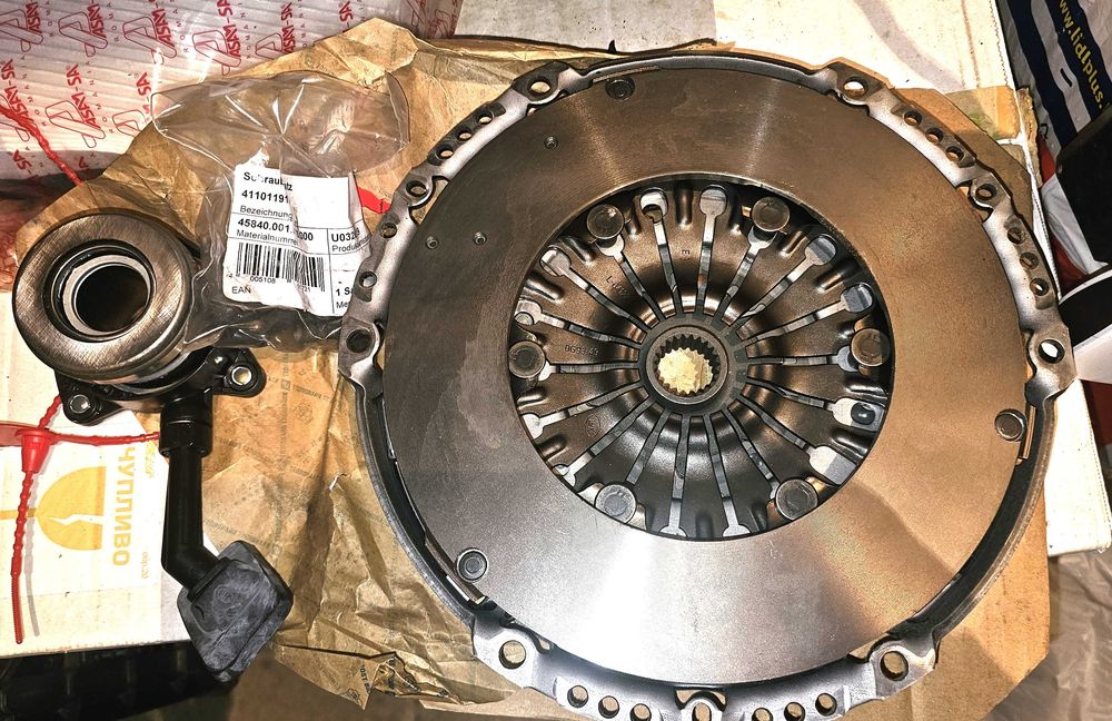 Съединител за форд чисто нов пълен комплект с маховик-Лукас - 800 лв.