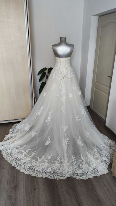 Vând rochie de mireasă cu trena