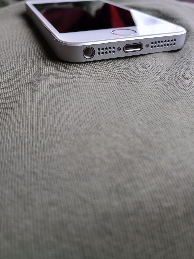 iphon 5 Se  200лв работят км всички оператори