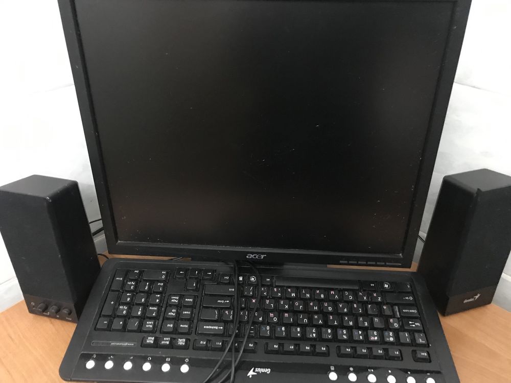 Компьютерный стол с компьютером