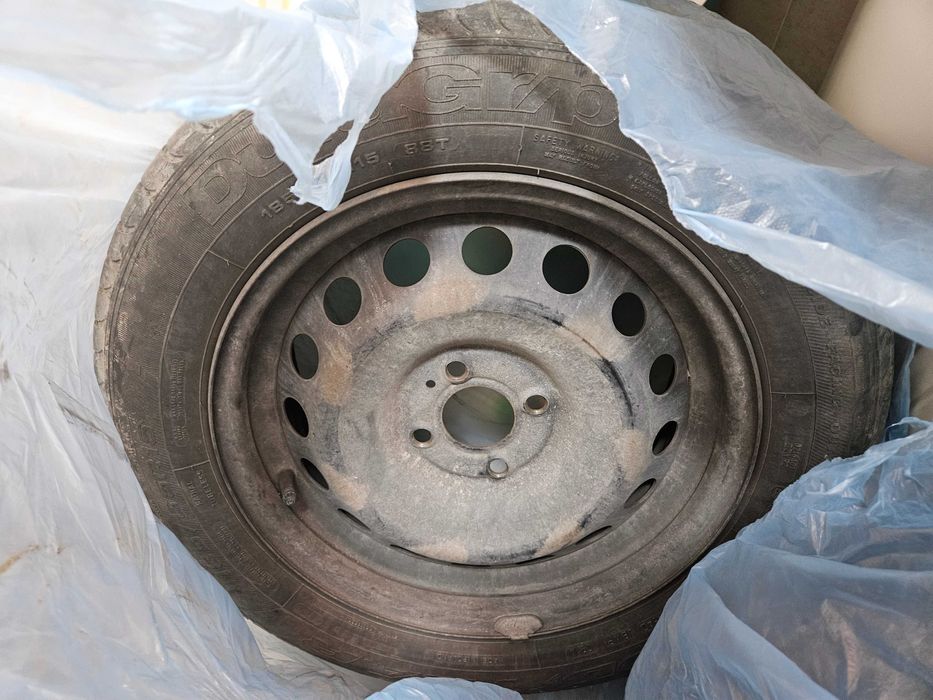 2 Jante complete cu cauciucuri Goodyear 185/65 R15 – stare bună!