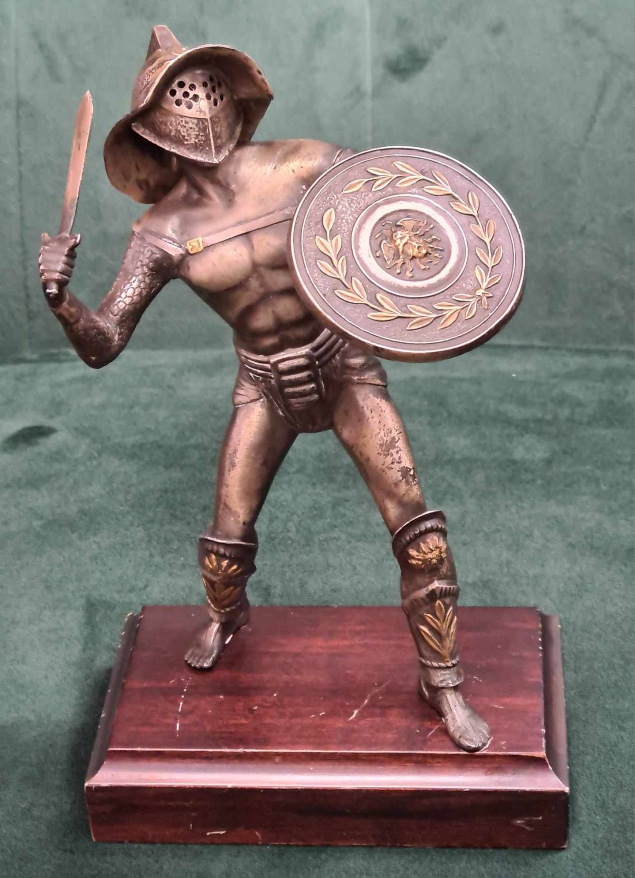 Gladiator din argint 800, pe soclu din lemn