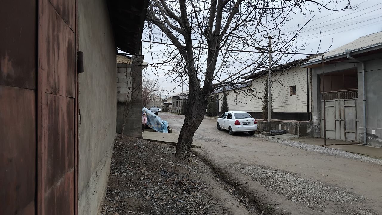 КУК ТЕРАК АВТОДРОМ ёнидаги махаллада 2,6 соток ер 2 та хонаси бор жой