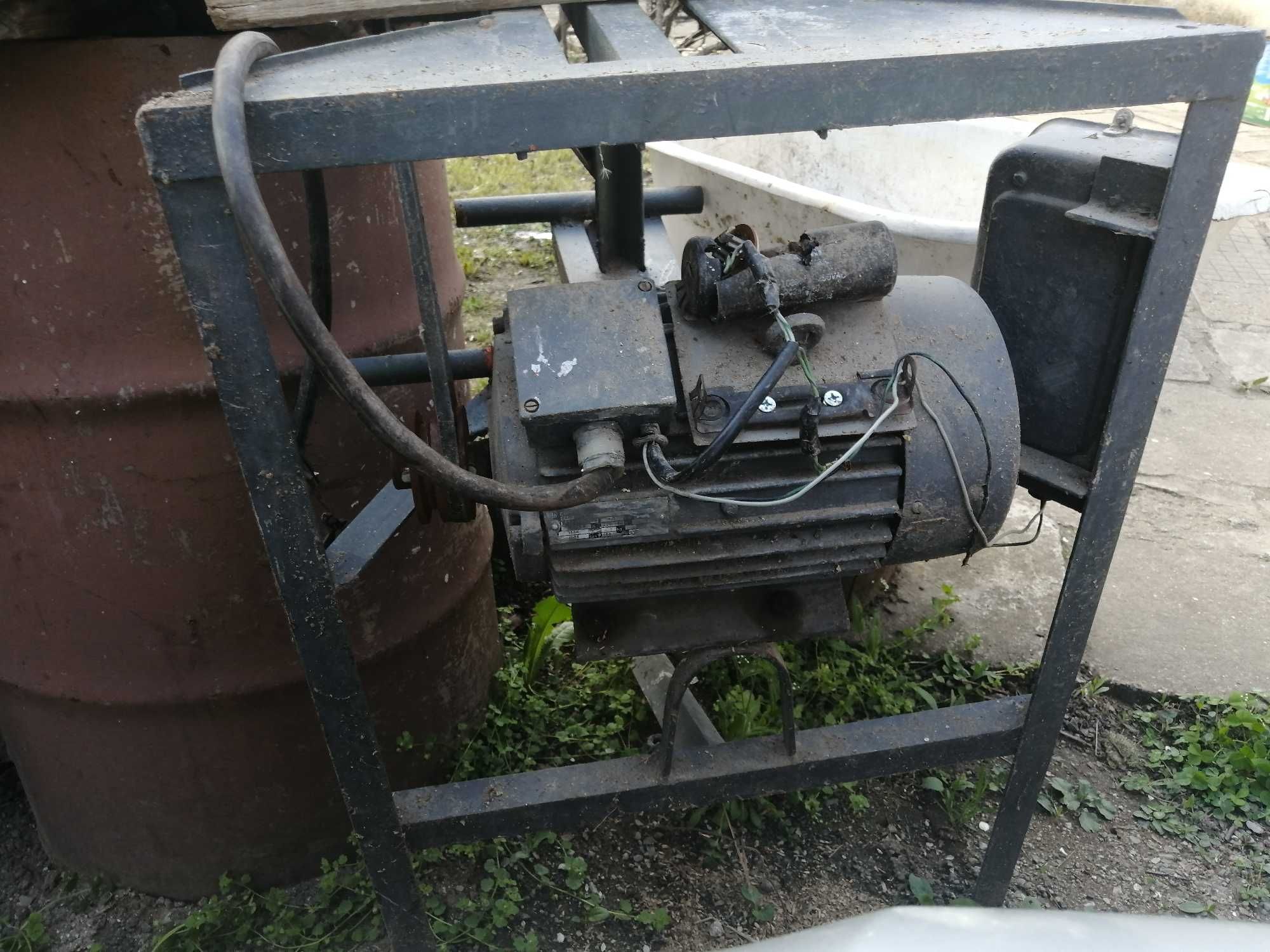 2 броя трифазни асинхронни електродвигатели ЕЛПРОМ Троян 220/380 V