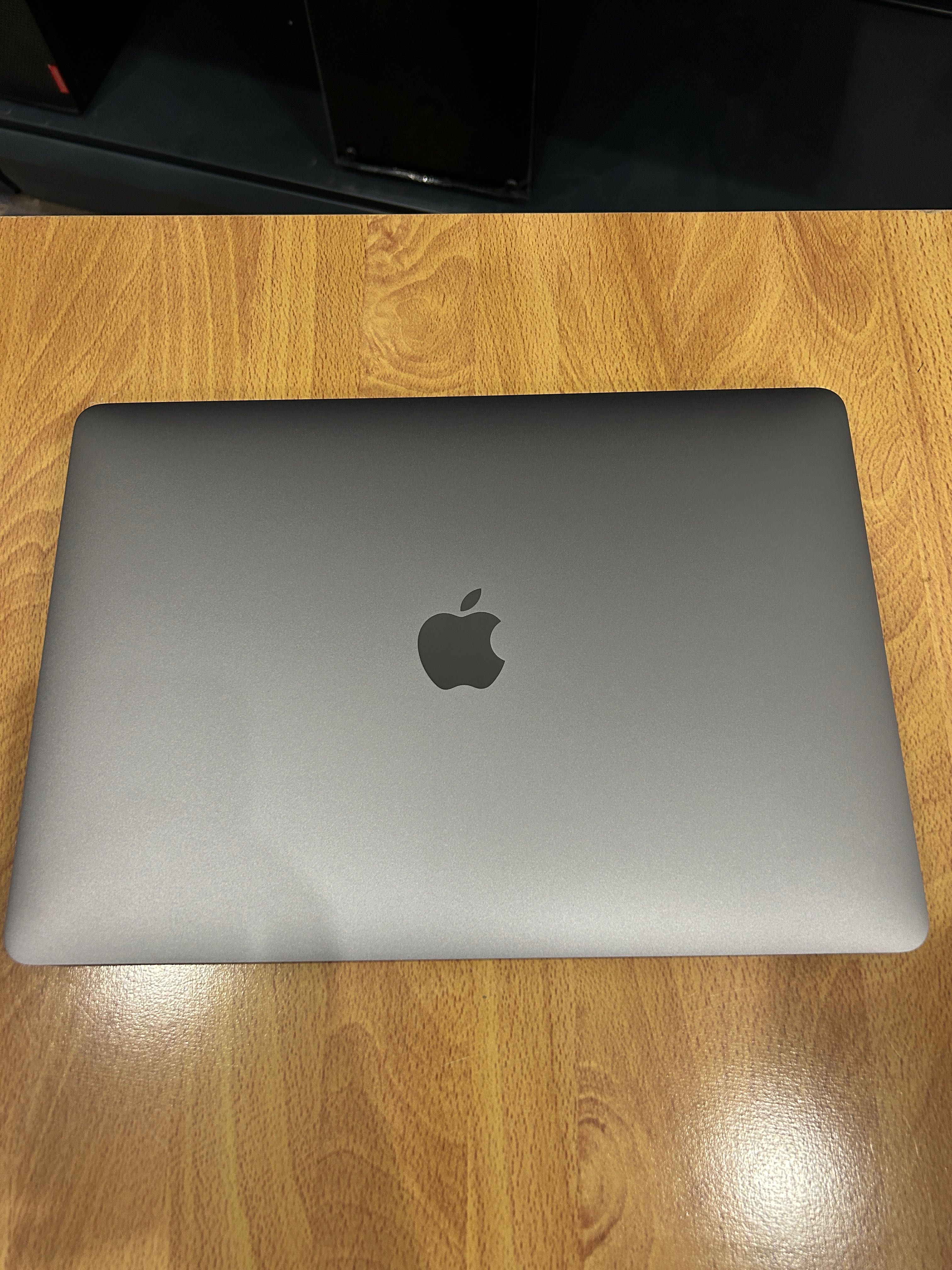 Като нов! Лаптоп MacBook PRO i5/8/256/ A1706 - mid 2017 Touchbar