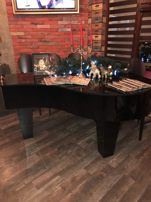 Бутафорен роял черен лак