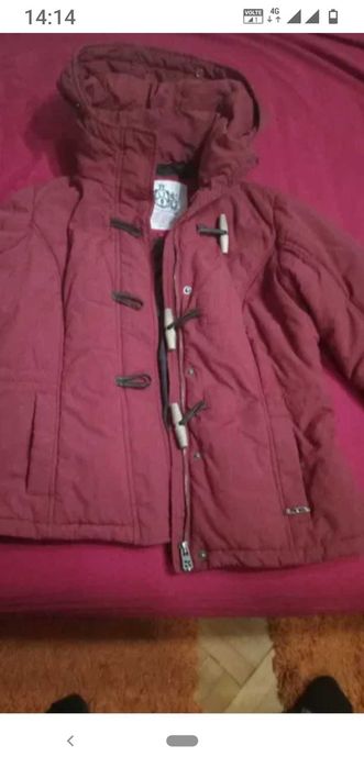 Geacă de damă ,cu glugă de iarnă ,de firmă calitate  ,mărimea este L