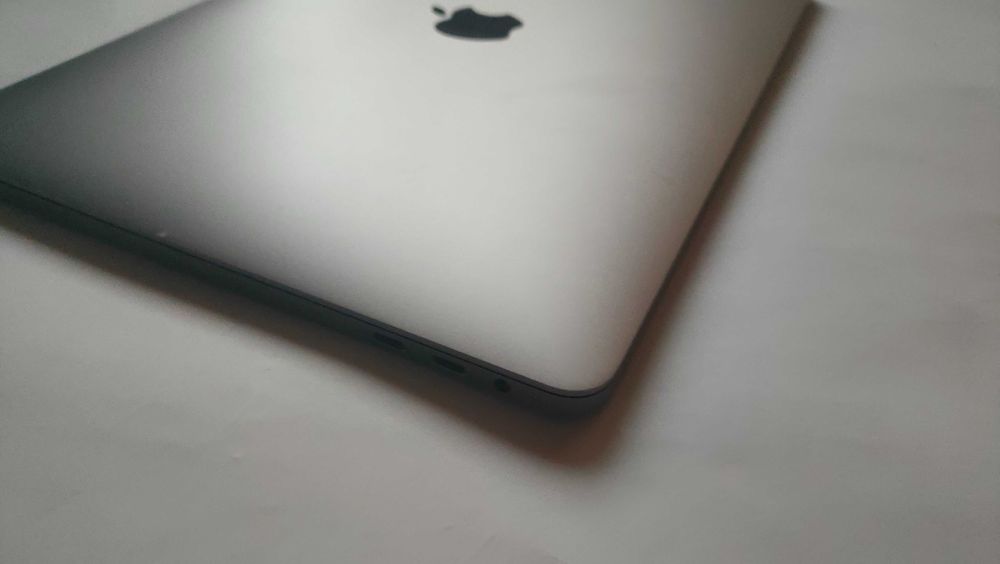 Macbook pro a1706 2017 г. retina display, touchbar