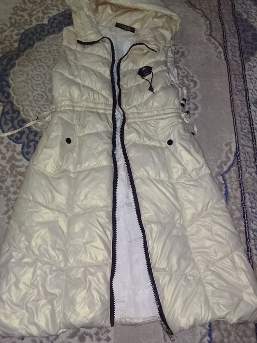 Yengsiz, molochniy rangdagi uzun kurtka.