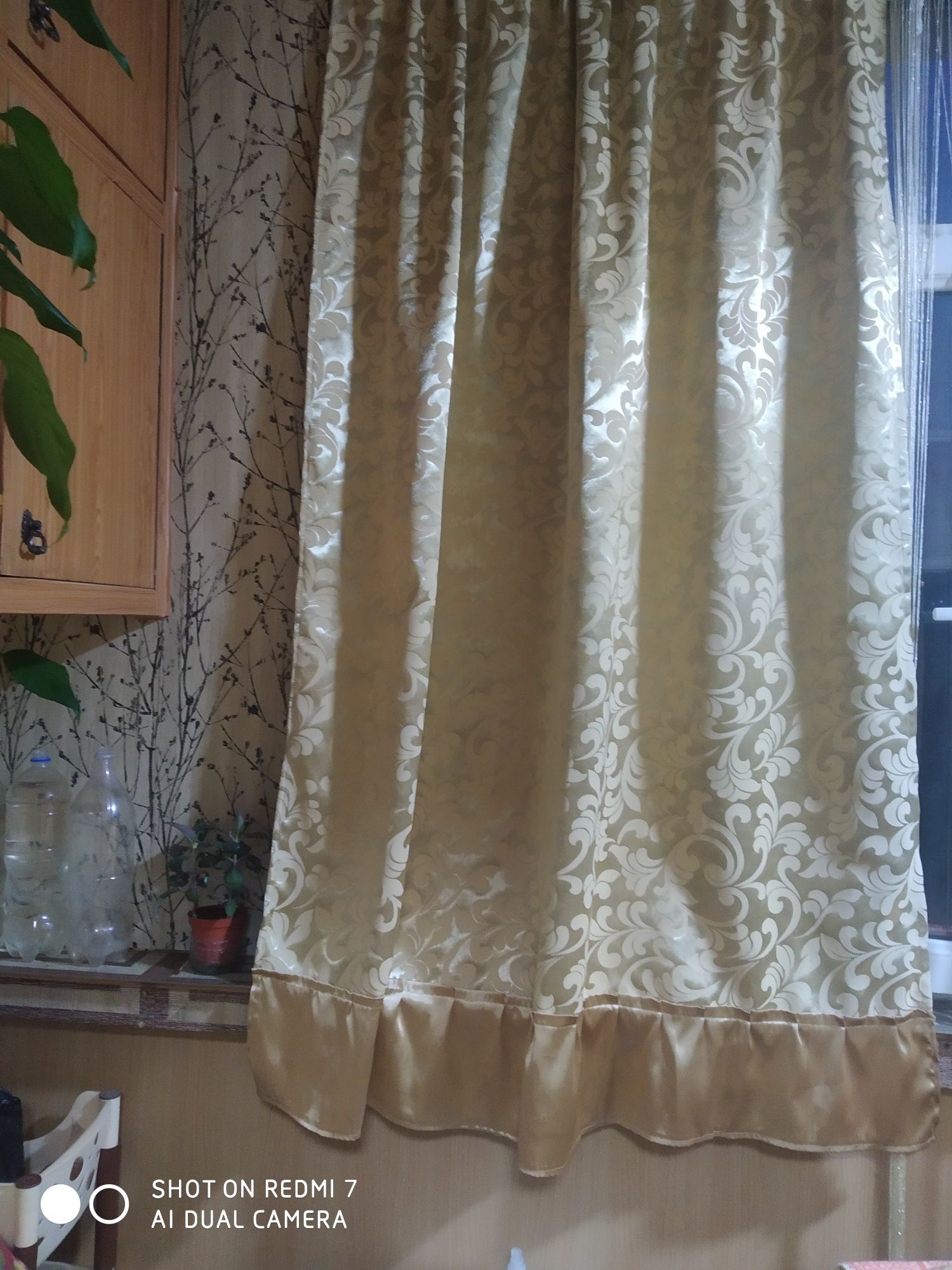 Продам шторы для балкона,4 штуки,в отличном состоянии плотные, готовые