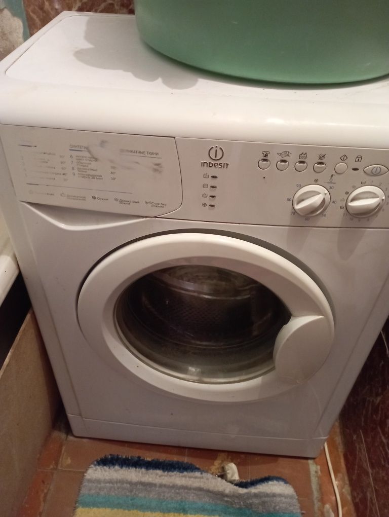 Продается стиральная машинка на запчасти интесит